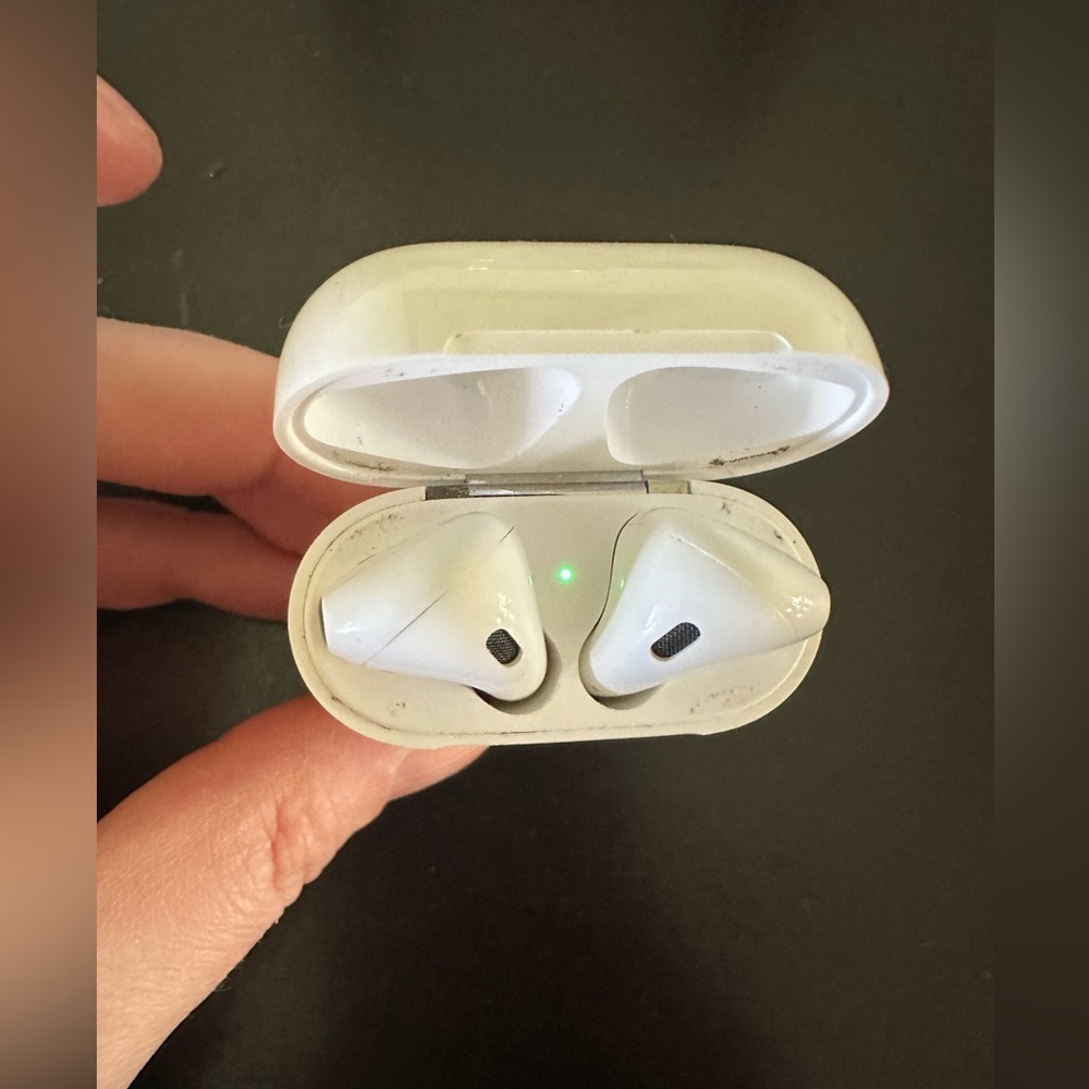 Apple AirPods - 2nd generation - works perfect!